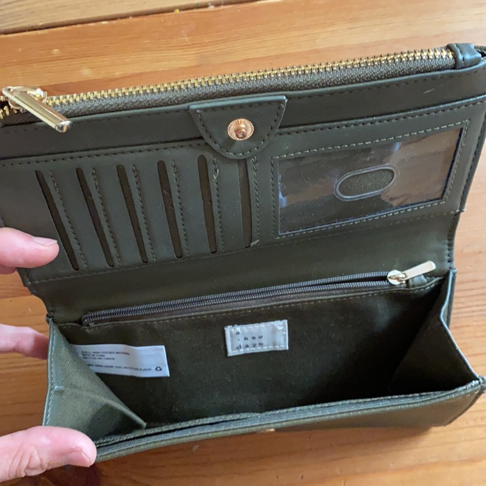 Olive Wallet - Picture 2 of 2